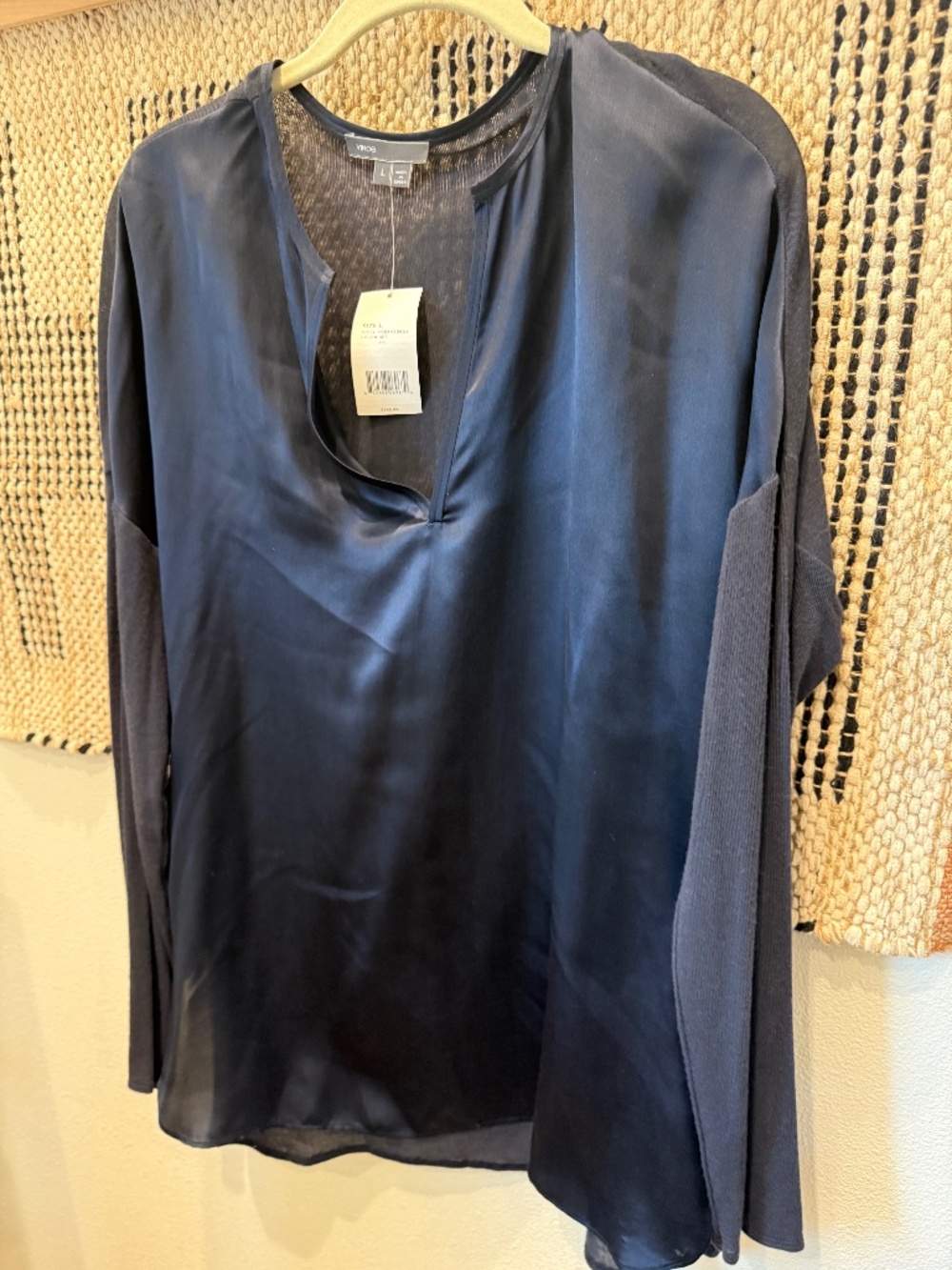 Vince Silk/Wool V Sweater Silk front and Wool sleeves/back NWT Large/Navy